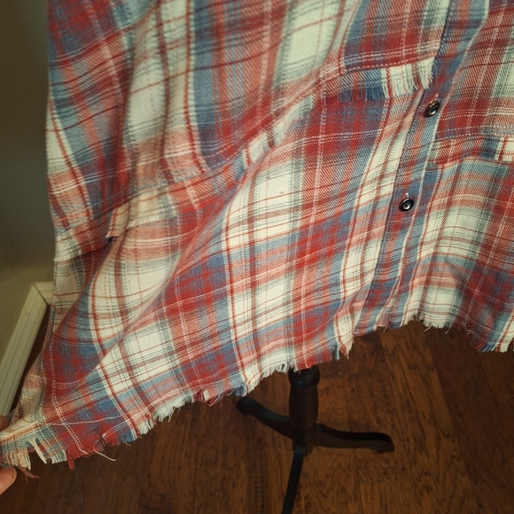 NWT Easel flannel distressed fringe asymmetrical Soft Red White Blue Size M - Picture 10 of 16